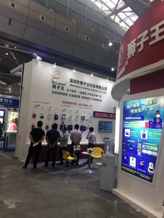 唐朝军热情的为客户介绍公司产品